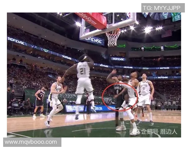 镜头捕捉：字母哥赛场小动作引发热议