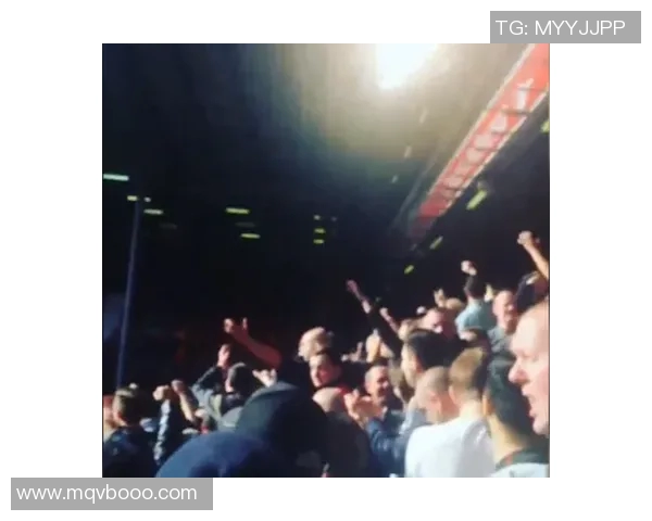 球迷高唱国歌全场合唱，画面震撼人心