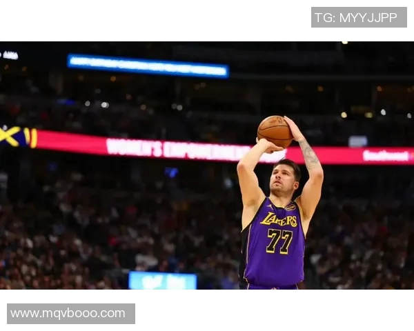 东契奇场上惊人举动引发球迷激烈讨论到底发生了什么