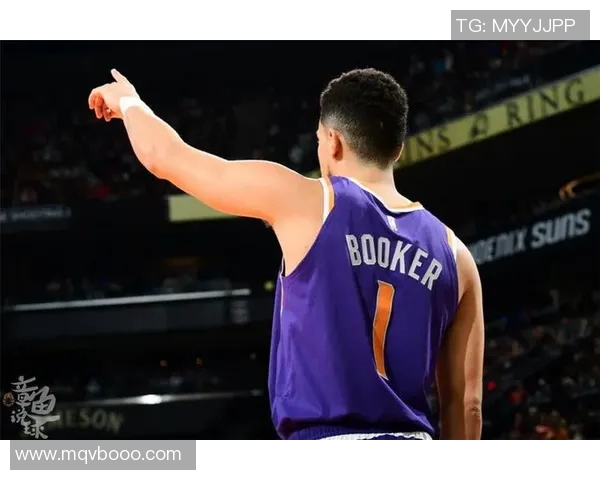 布克如何通过战术掌控比赛节奏并成为球队进攻核心的深度剖析